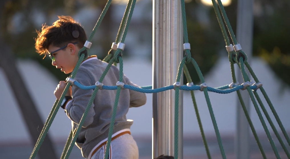 Leo, el xiquet de Deltebre afectat per la síndrome d’usher 1B, una malaltia minoritària