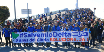 Més de 2.000 persones reclamen mesures per frenar la regressió del Delta de l’Ebre