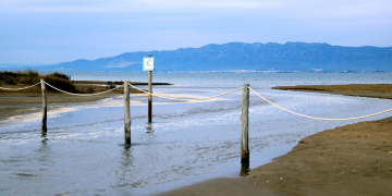 El temporal torna a inundar i deixa intransintable la barra del Trabucador