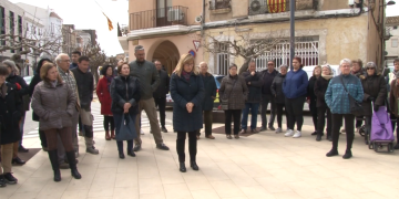 Més d’un centenar de veïns del Perelló fan tres minuts de silenci pels joves morts en l’accident