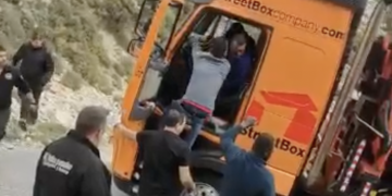 Un camió travessat a la pujada al Port ha posat en perill el final d’etapa de la Volta