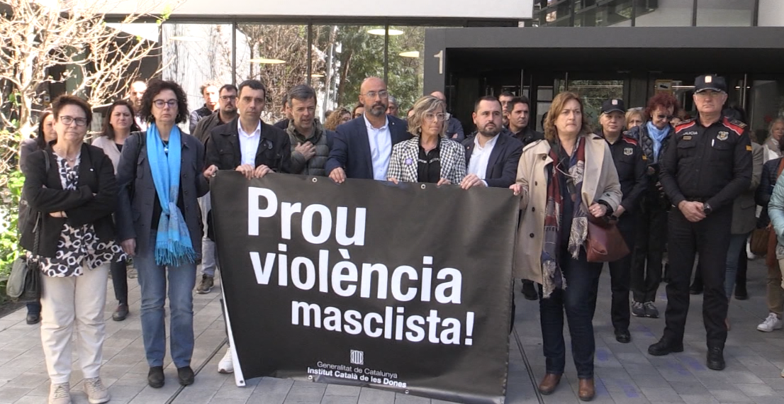 Sentit minut de silenci a Tortosa en condemna pel feminicidi de la jove de Garcia
