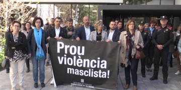 Sentit minut de silenci a Tortosa en condemna pel feminicidi de la jove de Garcia