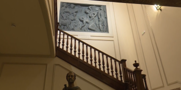 El mural de l’escultor Soriano Montagut ja torna a presidir el hall de l’Ajuntament d’Amposta