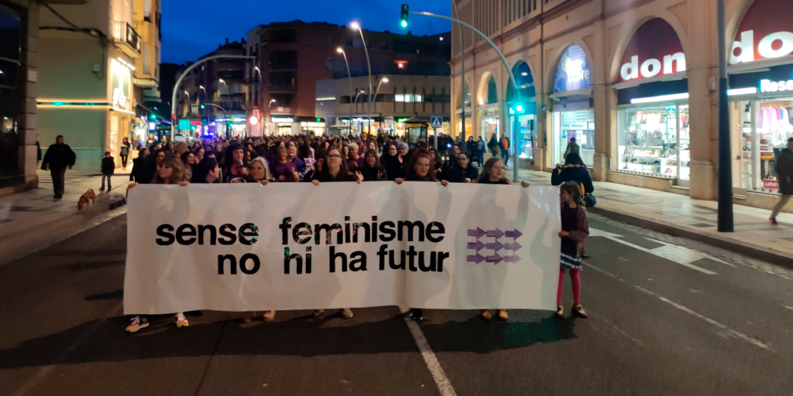 Mig miler de persones prenen els carrers de Tortosa pel 8-M