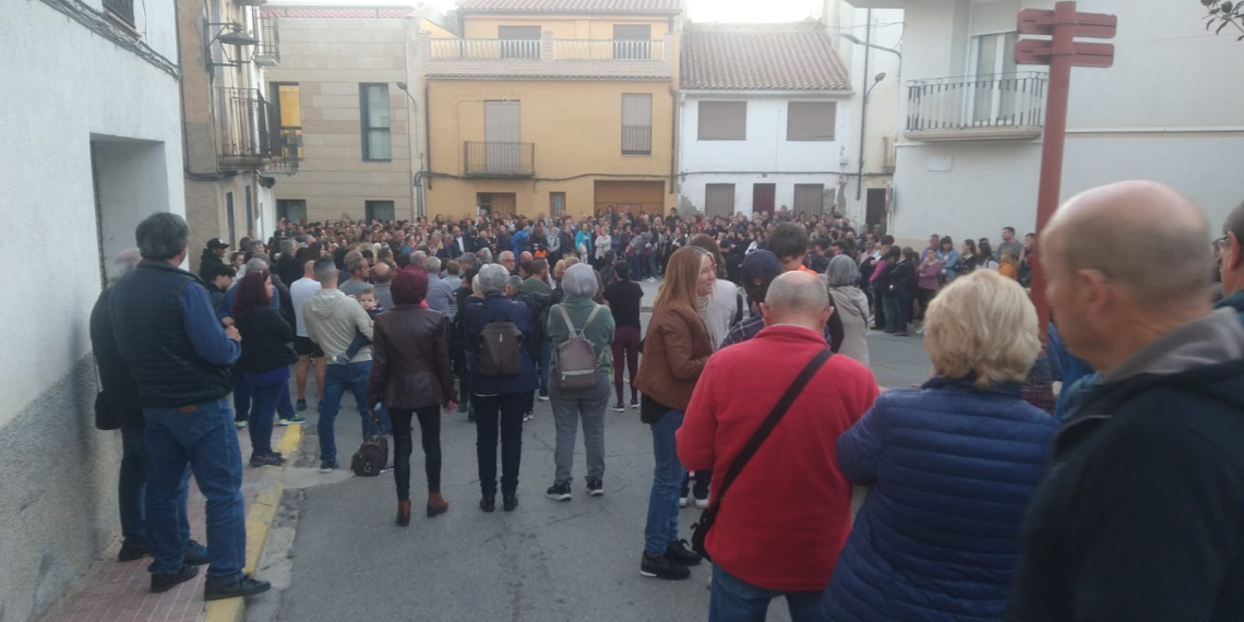 Garcia realitza un minut de silenci per la jove veïna i exigeix que sigui l’últim feminicidi