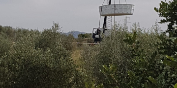 El xoc d’una grua amb la línia elèctrica deixa 78.000 abonats del Baix Ebre i el Montsià sense llum