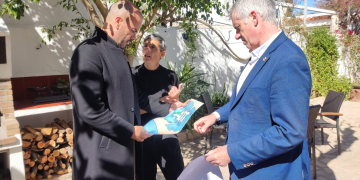 L’art entra a tres patis del Poble Nou del Delta