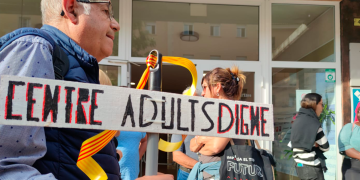 Els alumnes del Centre de Formació d’Adults tornen a carregar contra de la nova ubicació al Betània