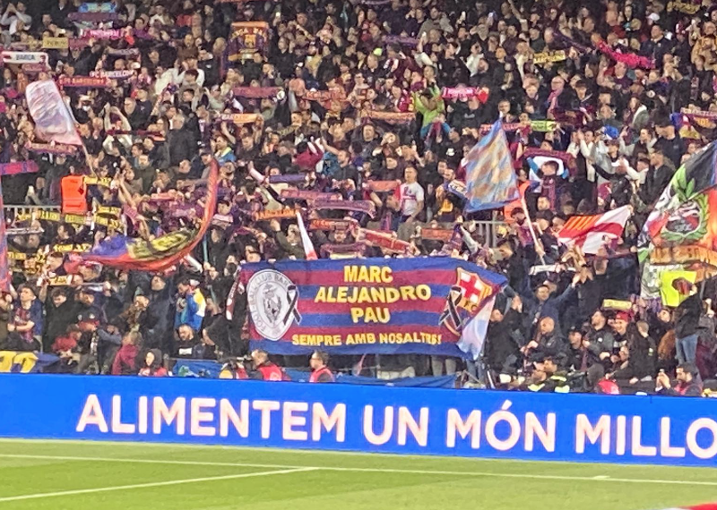 El Camp Nou recorda els tres joves de la base del CF Camarles morts en accident de trànsit al Perelló