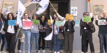 Una trentena de funcionaris de justícia clamen contra la LOEO i per les millores retributives