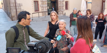 Concentració a les portes del jutjat de Tortosa per una agressió transfòbica