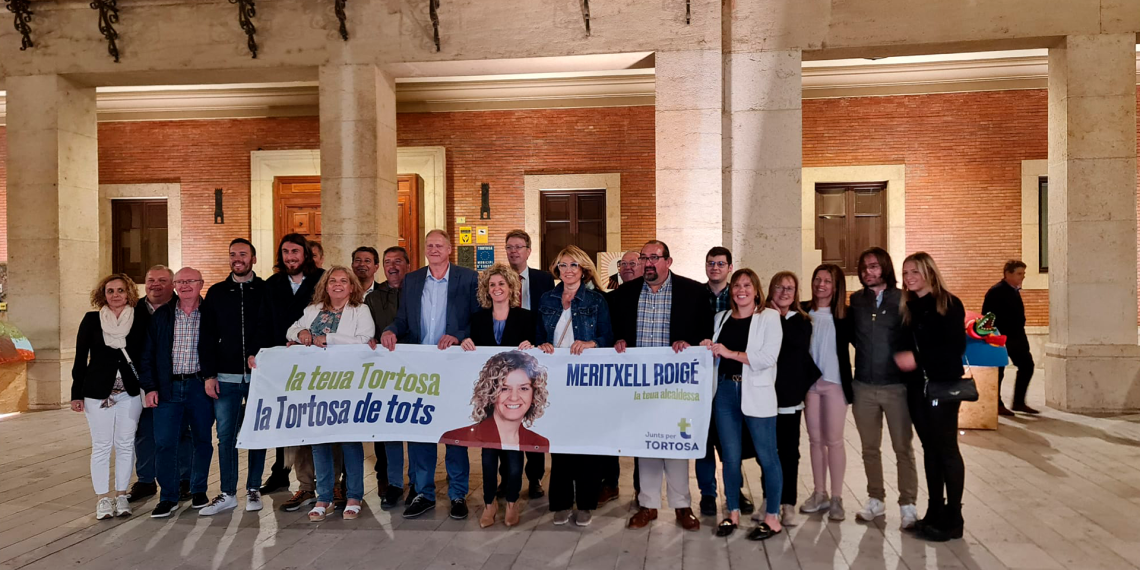 Arrenca la cursa per les municipals a Tortosa amb l’enganxada dels primers cartells