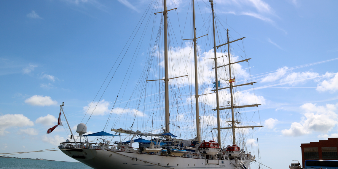 Tornen els creuers a la Ràpita després de vuit anys, amb un veler amb 100 passatgers