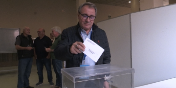 Tomàs (PP Gandesa) vota el primer al Casal de Joventut