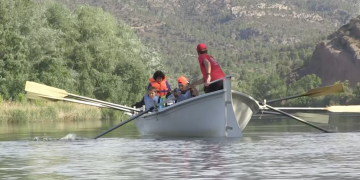 Fins a 800 alumnes de primària coneixeran l’Ebre navegant dalt d’un llaüt