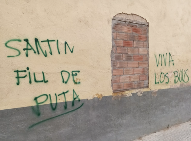 S’embruta la campanya a Amposta amb pintades contra Albert Santín (PCCC) per la seua oposició al finançament dels bous