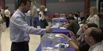 El candidat Rubén Biarnés de Junts per Móra d’Ebre ha votat al Teatre la Llanterna