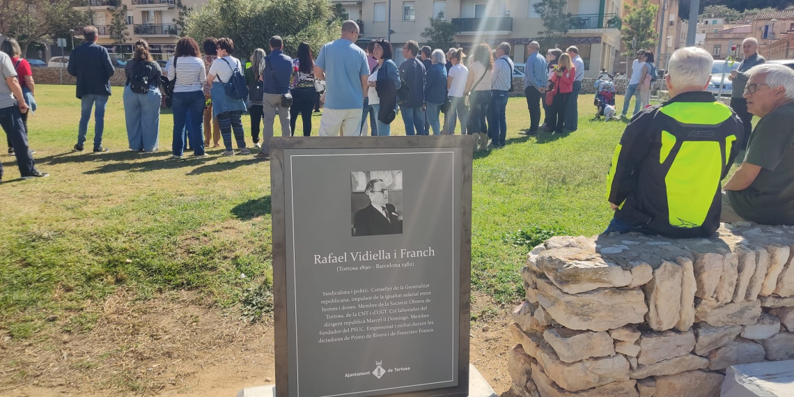 Sindicats i partits homenatgen Rafel Vidiella i inauguren una nova placa informativa