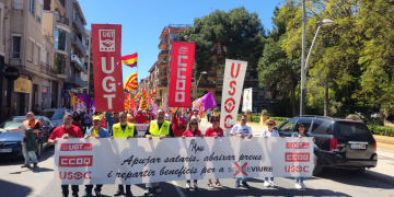Unes 250 persones es manifesten per l’1 de Maig a Tortosa