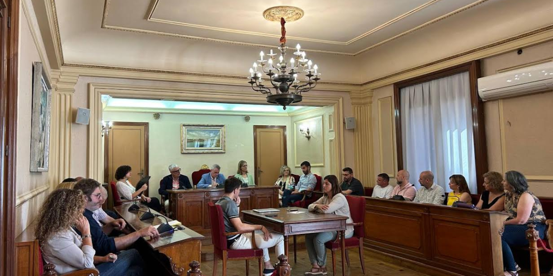 Amposta celebra l’últim ple ordinari del mandat amb les emocions a flor de pell