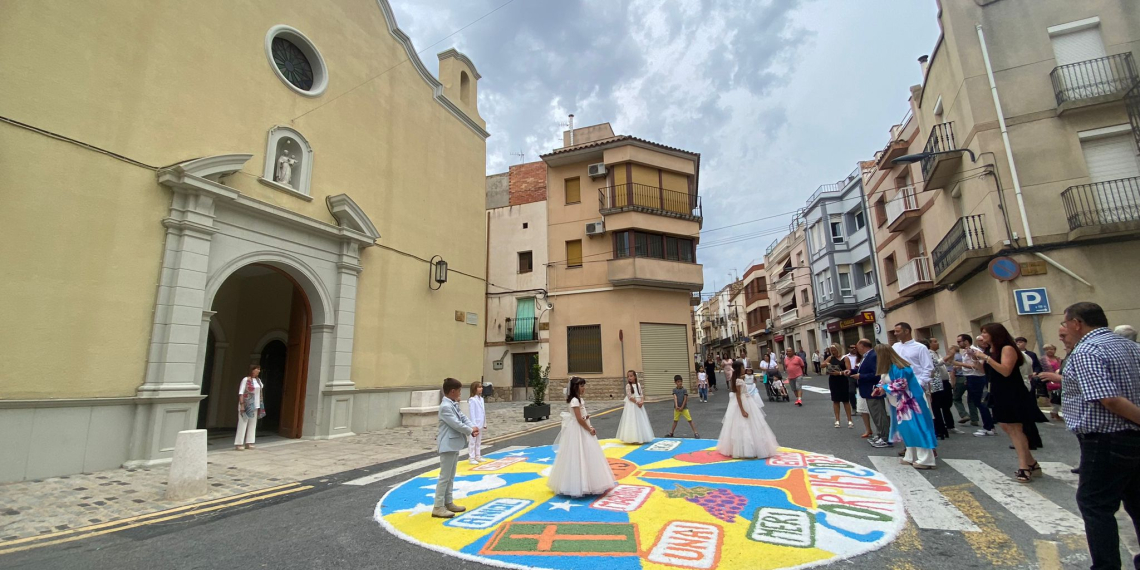 El Perelló celebra la festivitat de Corpus, tot i els ruixats
