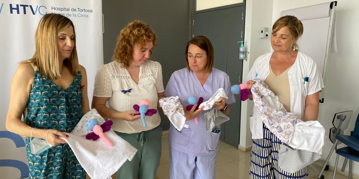 Libèl·lules dels Estels entrega capetes a l’Hospital de Tortosa per acompanyar el dol perinatal