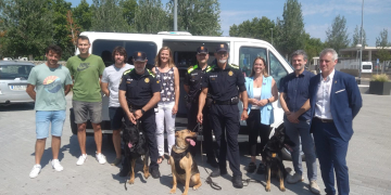 Alumnes d’Amposta transformen un vehicle en desús en la furgoneta de la unitat canina