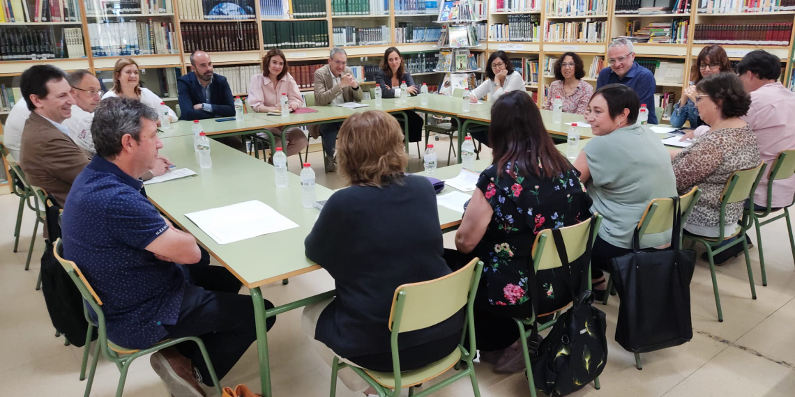 Ubasart visita l’institut de Roquetes per conèixer el seu projecte de memòria democràtica