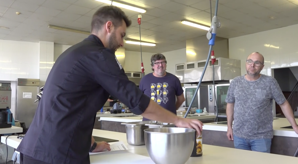 El programa Ribera d’Ebre Viva porta restauradors de la comarca a l’escola de Villa Retiro