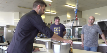 El programa Ribera d’Ebre Viva porta restauradors de la comarca a l’escola de Villa Retiro