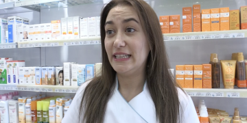 Les farmàcies recomanen l’ús de crema solar tot l’any i protegir-se de les pantalles