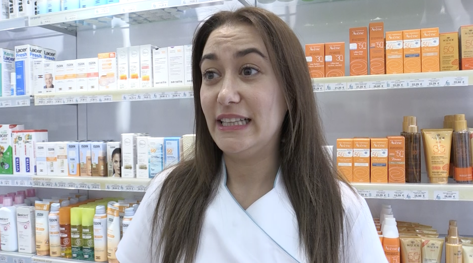 Les farmàcies recomanen l’ús de crema solar tot l’any i protegir-se de les pantalles