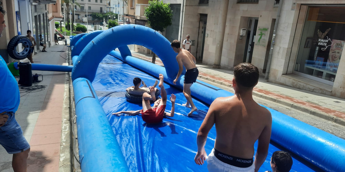 Tobogan aquàtic per a majors a les Festes de Sant Joan de l’Ampolla