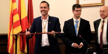 Jordan pren possessió com nou alcalde de Tortosa en un ple d’investidura tens i dividit