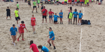 44 equips prenent part en el Torneig d’Handbol Platja del CE Tortosa