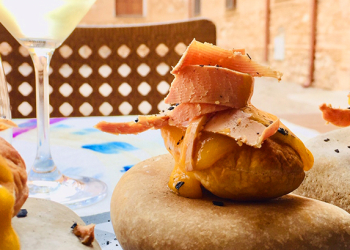 Pasta de full amb mango texturitzat, foie i sal negra