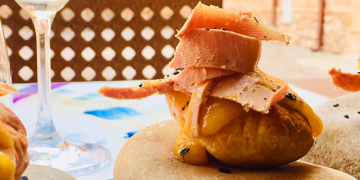 Pasta de full amb mango texturitzat, foie i sal negra