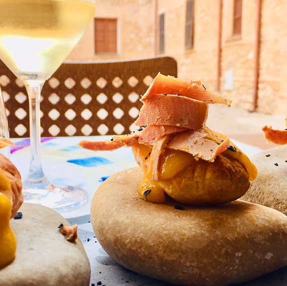 Pasta de full amb mango texturitzat, foie i sal negra