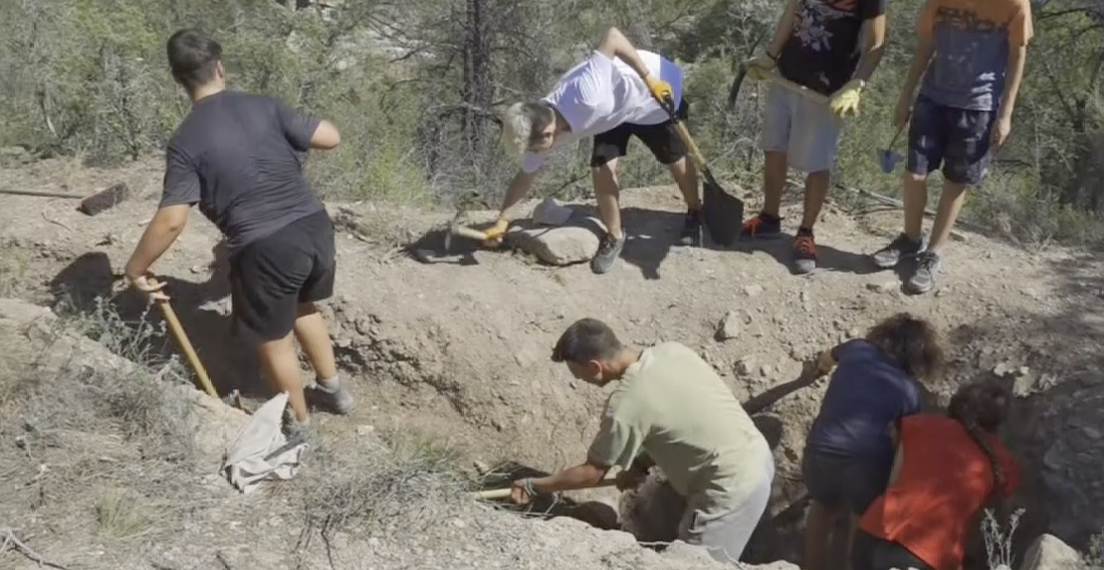 Una vintena de joves recuperen les trinxeres de l’Ermita del Calvari d’Ascó