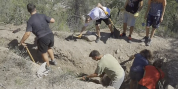 Una vintena de joves recuperen les trinxeres de l’Ermita del Calvari d’Ascó