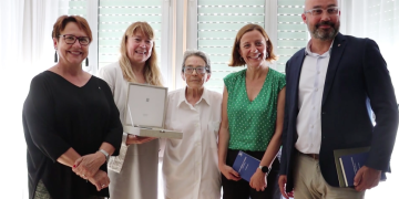 La consellera Natàlia Garriga entrega la Creu de Sant Jordi a Zoraida Burgos