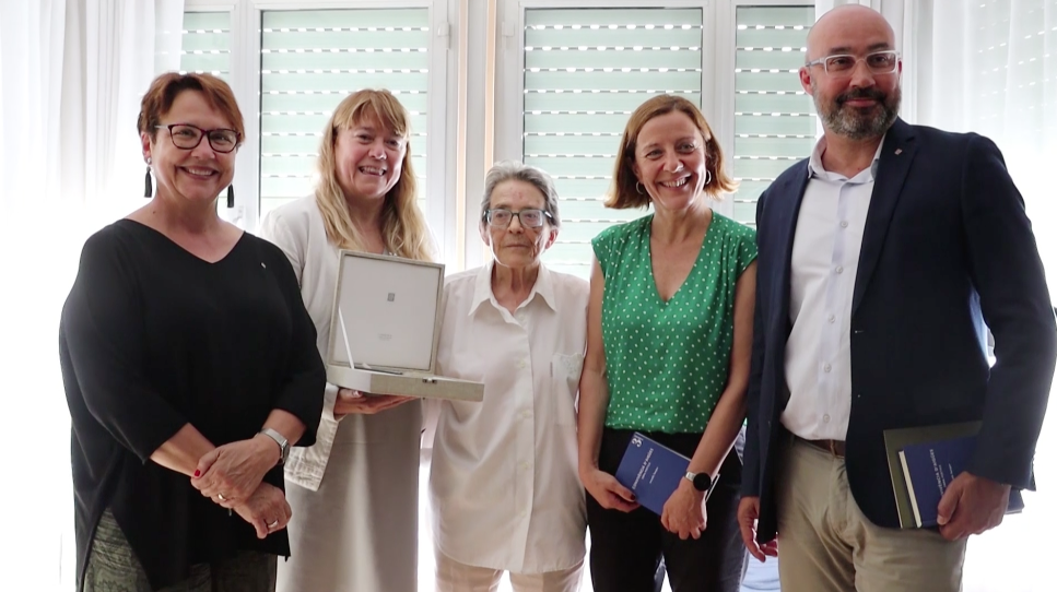 La consellera Natàlia Garriga entrega la Creu de Sant Jordi a Zoraida Burgos