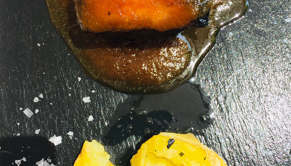 Coca de porro, bacon i polsim de bolets