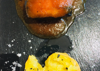 Coca de porro, bacon i polsim de bolets