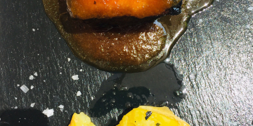 Coca de porro, bacon i polsim de bolets