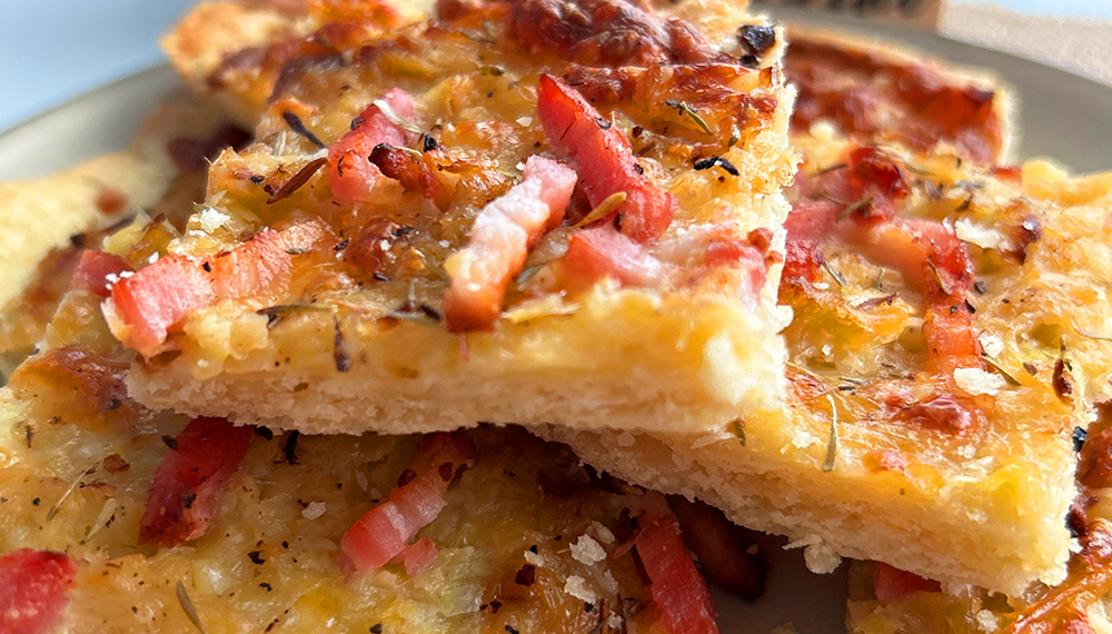 Coca de porro, bacon i polsim de bolets