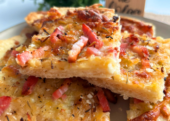 Coca de porro, bacon i polsim de bolets