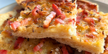 Coca de porro, bacon i polsim de bolets