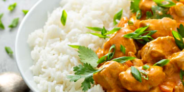 Pollastre amb espècies i arròs blanc